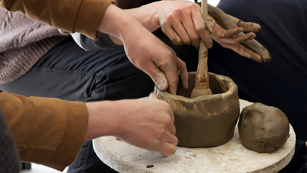 A Pottery Produced by 5 Potters at Once (Silent Attempt), 2013